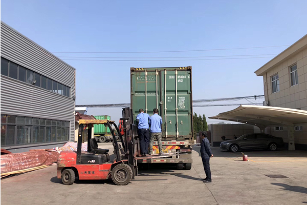 噴塑設(shè)備噴粉房裝車(chē)中